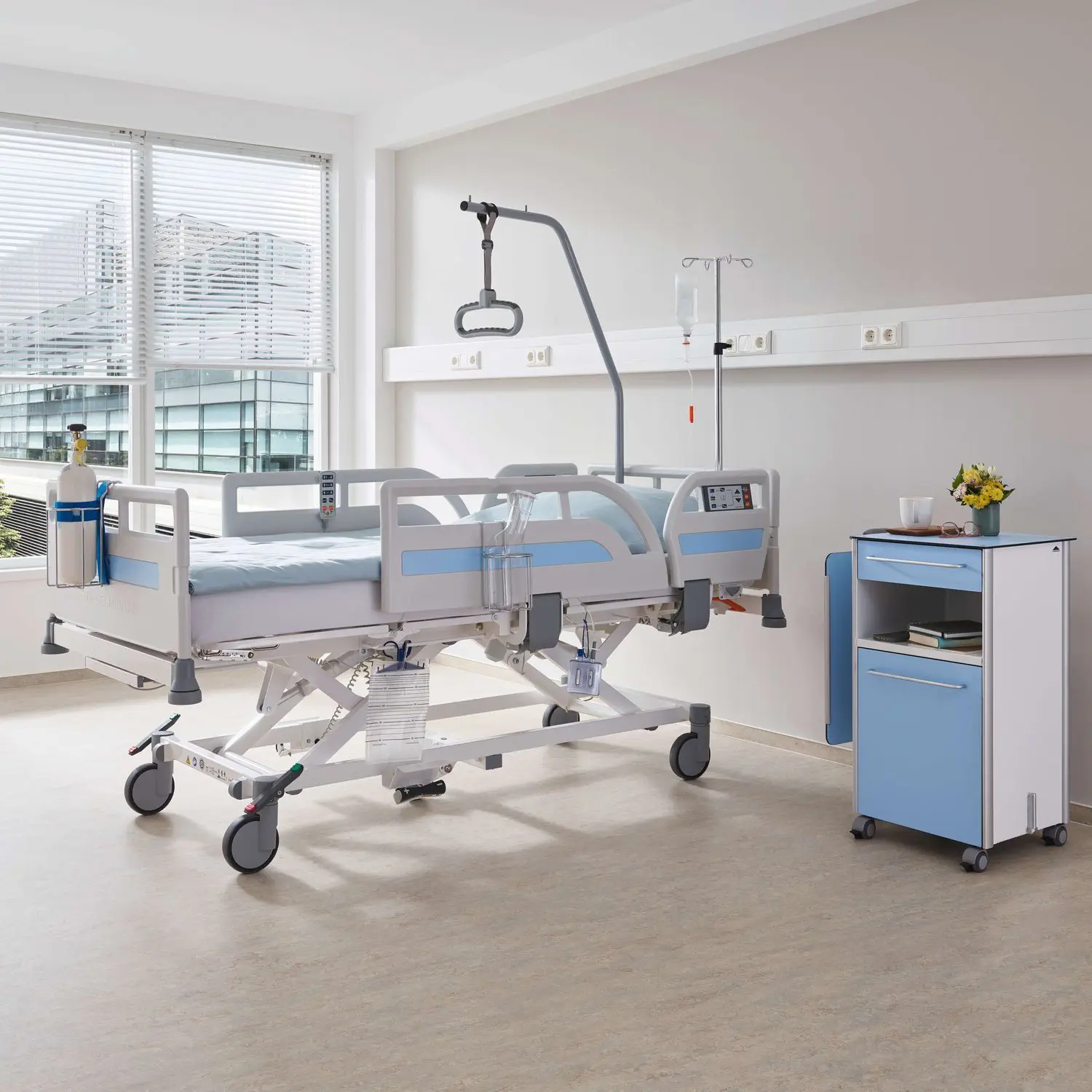 เตียงผู้ป่วยชนิดสามไกร์ปรับด้วยไฟฟ้าราวปีกนก พร้อมอุปกรณ์เสริมครบชุด  Hospital bed Evario one  Stiegelmeyer