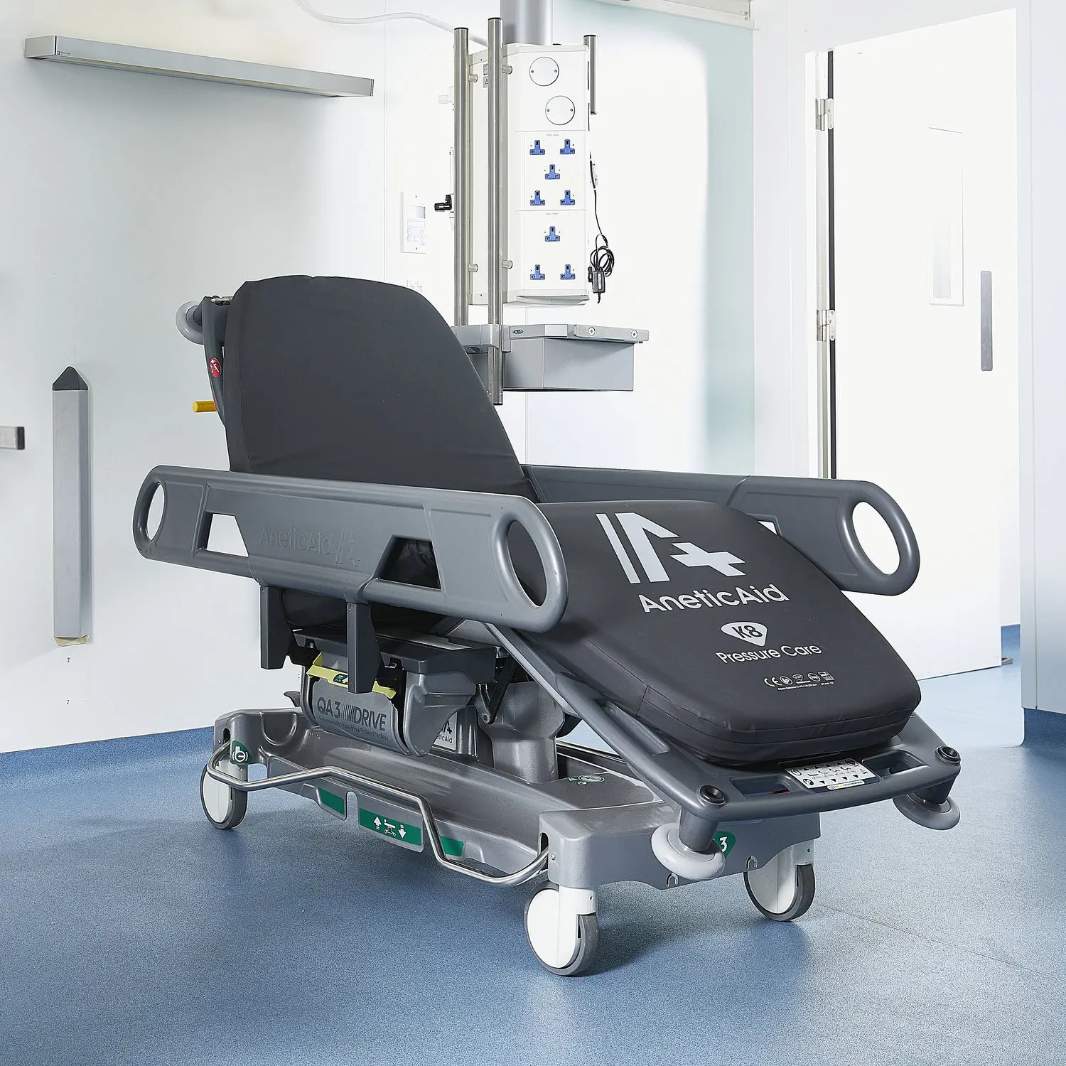 เตียงเคลื่อนย้ายผู้ป่วยปรับระดับไฮดรอลิก พร้อมเอกซเรย์ผ่านได้  Patient transfer stretcher trolley QA3™ DRIVE Powered  Anetic Aid
