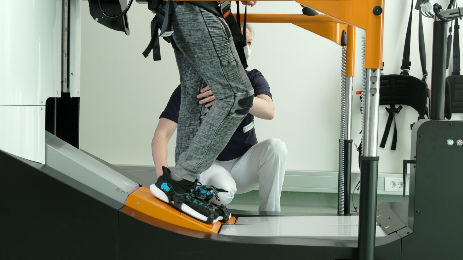 หุ่นยนต์ฟื้นฟูการเดิน ( GAIT REHABILITATION ROBOTS )  GAIT REHABILITATION ROBOTS